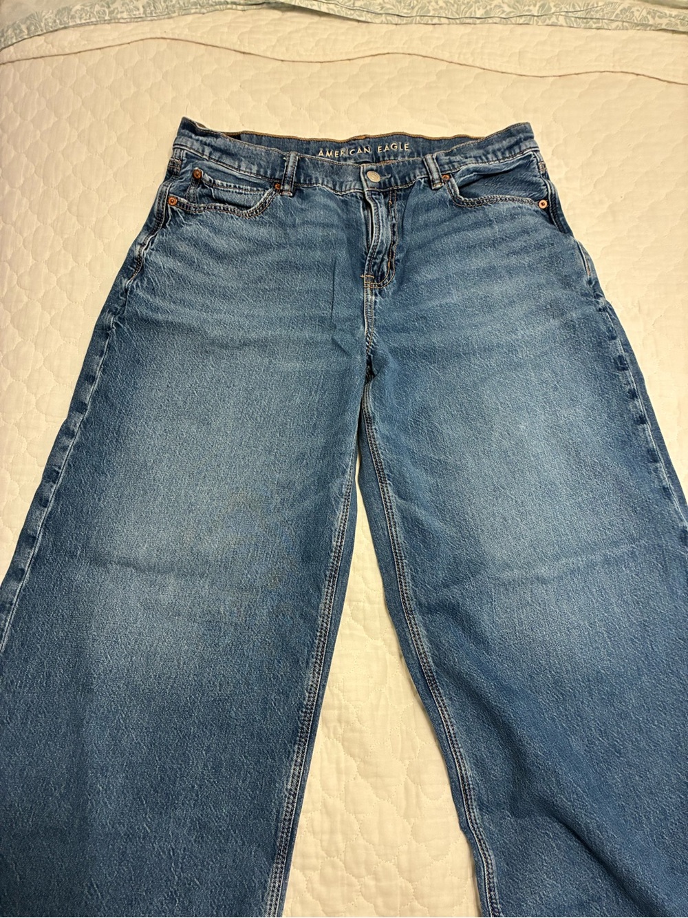 American Eagle Outfitters Wide-Leg Jeans in Medium Blue Denim